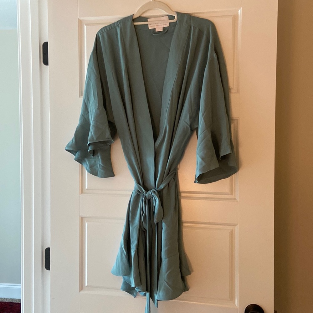 Ruffle sleeve and shirt robe.